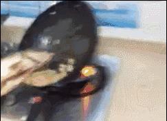 救命啊！剖好的鱼正在油锅里乱蹦！怎么办？
