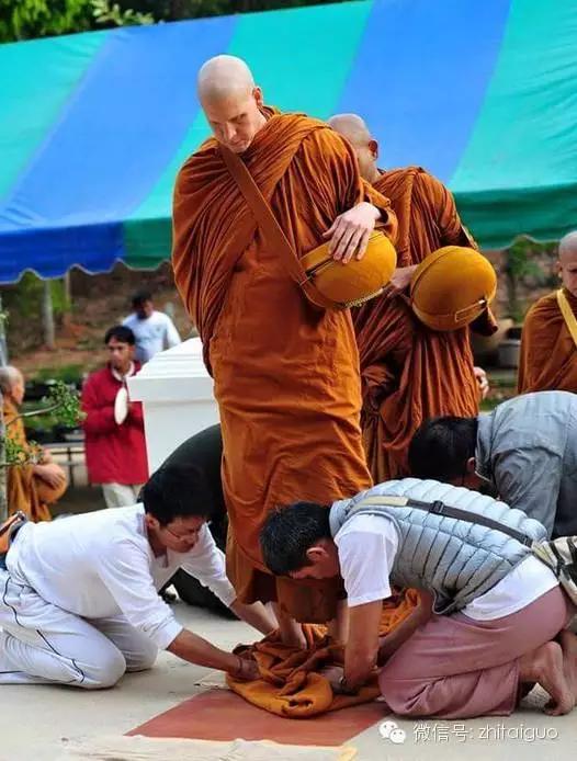 泰国传统佛教习俗为僧侣洗脚是一种积德！
