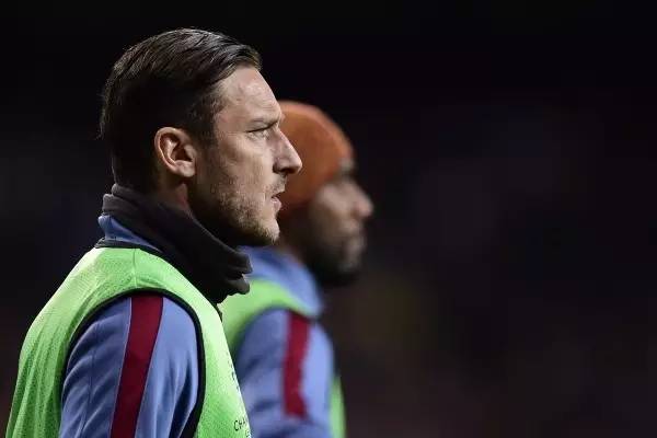 伯纳乌观众欢呼时刻,伯纳乌为伊涅斯塔起立鼓掌