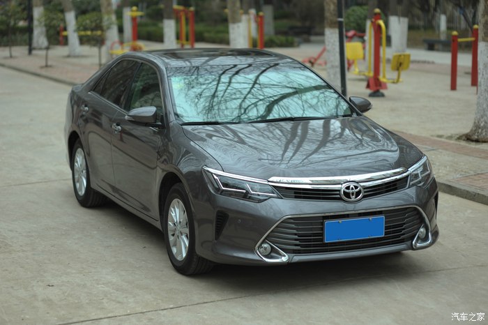 2015年凯美瑞2.5顶配旗舰版,空间大省油15万轿车