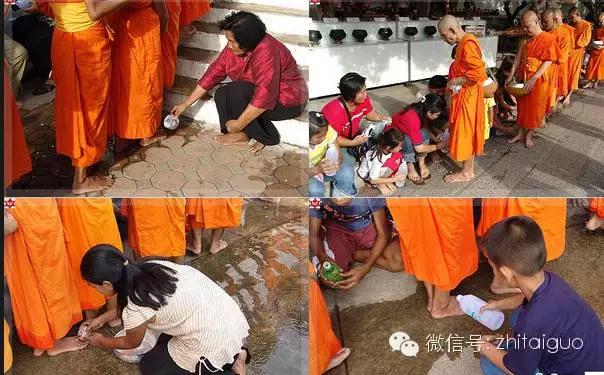 泰国传统佛教习俗为僧侣洗脚是一种积德！