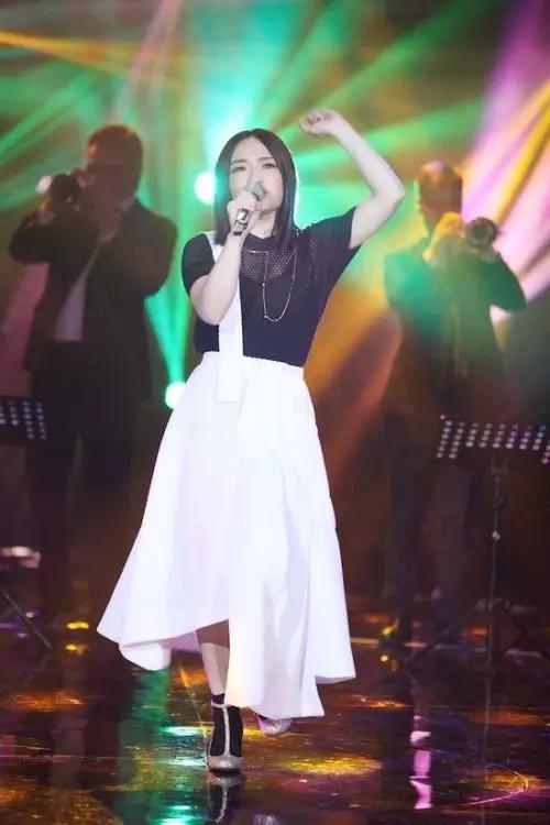 她只有154大饼脸、短粗腿，但她超会穿，比你漂亮10倍！