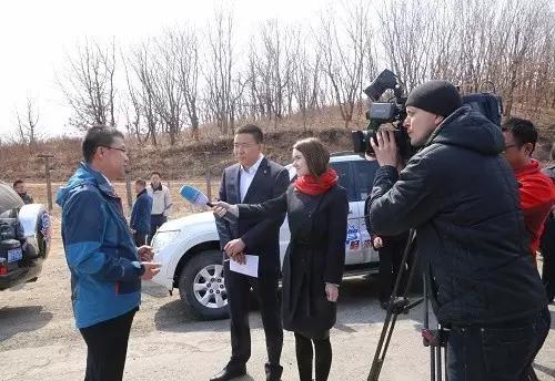 开着小车哼着小曲,开着车哼着歌结果一面包车掉头