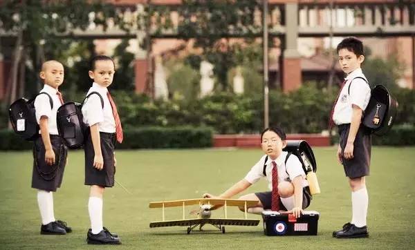 小学生怎么穿潮流时代的衣服 (小学生减龄时尚衣服)