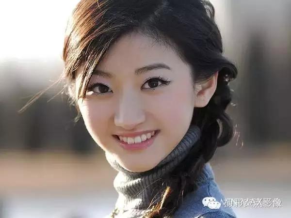 拍照怎么笑得好看又自然不露牙,拍照时如何笑得更好看更自然