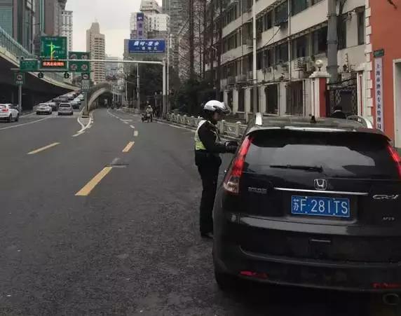 20分钟查获17起外牌车高峰时段“扎堆”占道违停等候上高架!