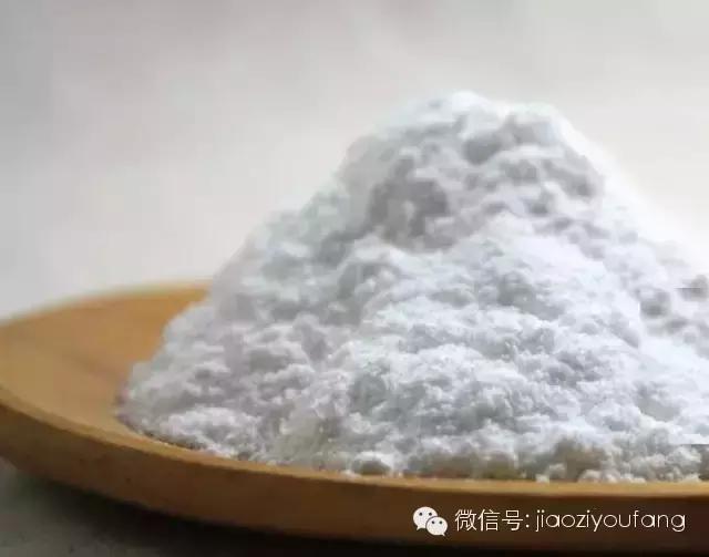 恐怖女孩吃苹果,可怕的小女孩吃东西狼吞虎咽