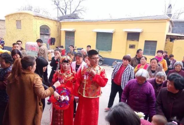 东阿小伙结婚,淮南小伙骑自行车接亲