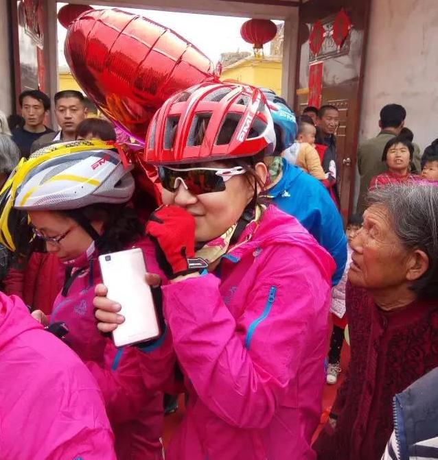 东阿小伙结婚,淮南小伙骑自行车接亲