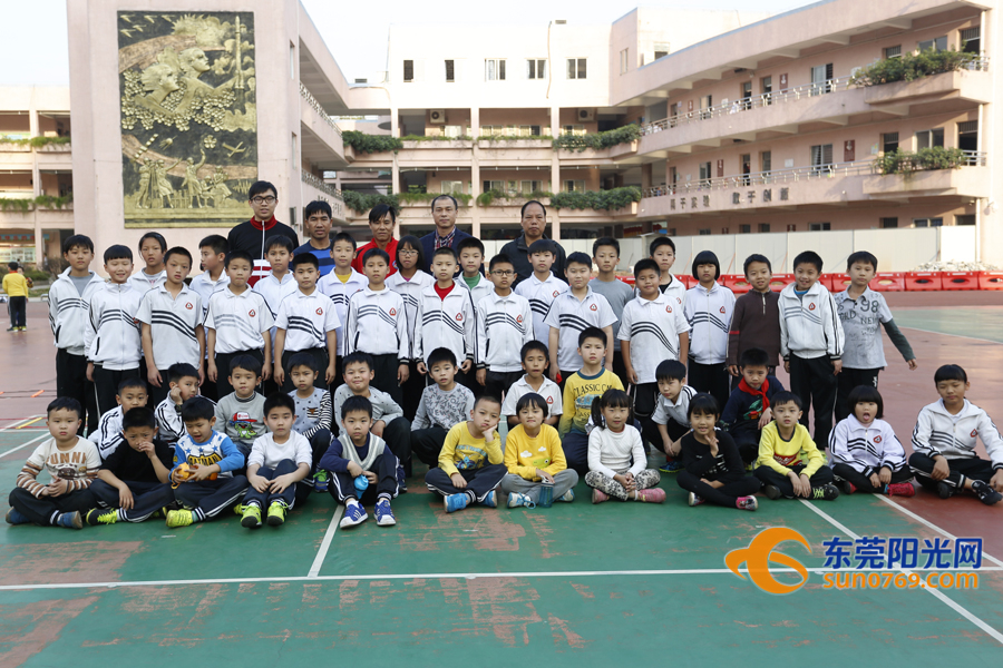 长安中心小学孩纸们好有福，“胡椒”亲自教踢波现场还有人开心到飞起