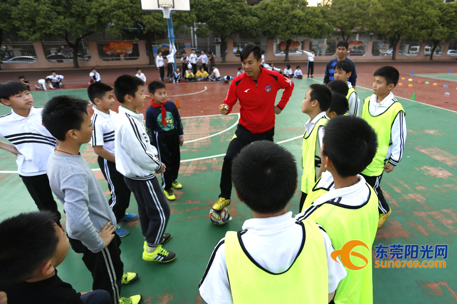 长安中心小学孩纸们好有福，“胡椒”亲自教踢波现场还有人开心到飞起