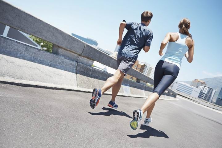 跑步不穿跑鞋有危害吗,穿跑鞋跑步真的可以提升速度吗