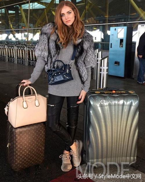 明星机场行李箱颜色,明星出门必备的行李包