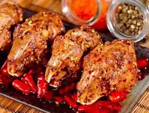 男朋友是内蒙古人,第一次送的礼物是一只羊网友笑喷:成都人只能送火锅底料了!