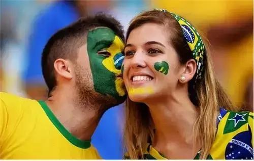 怎么跟女朋友一块看足球比赛,如何让不看足球的女朋友看足球