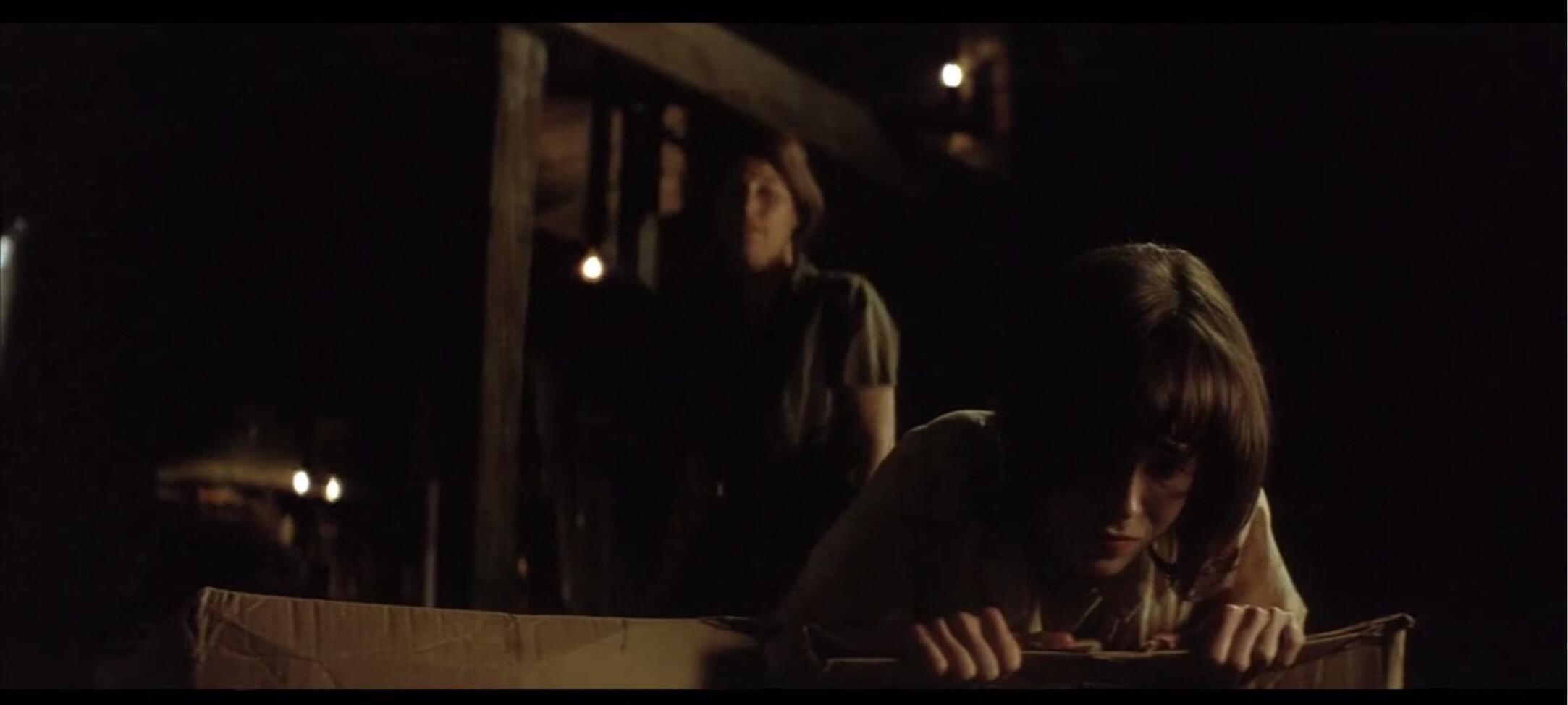 人性的丑恶在此刻一览无遗,人性是扭曲的不忍直视的