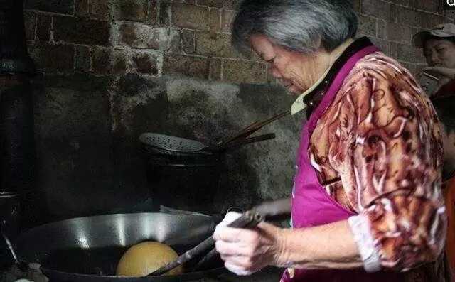 老太太摆摊卖东西,老太太摆地摊卖麻辣烫