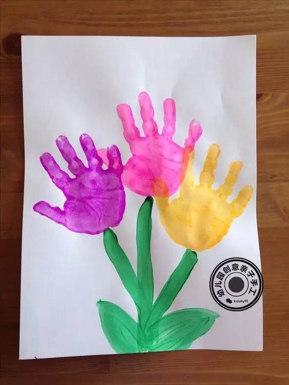 手工作品小花粘贴画幼儿园,手掌涂鸦创意画幼儿园