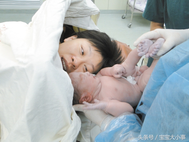 3岁宝宝总是闻妈妈身上的味道,婴儿几个月能闻出妈妈的母乳味道