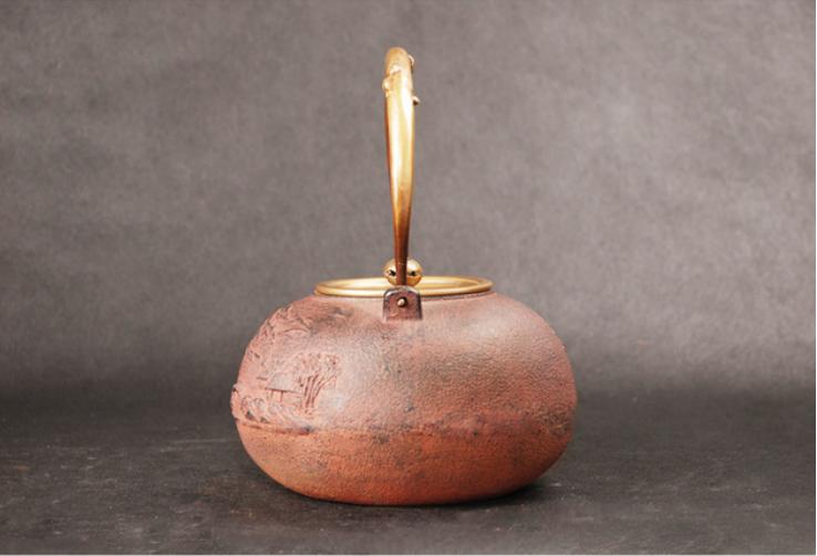 铁壶每天使用前都要清洗掉铁锈,铁壶的除锈和保养