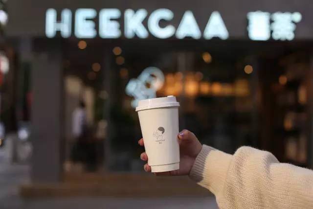 好东西不排队怎么可能买得着？队排越长，我心越荡