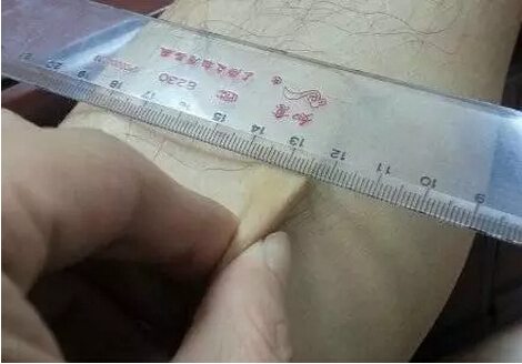 怎么判断两条腿的力量,怎么用手判断腿围