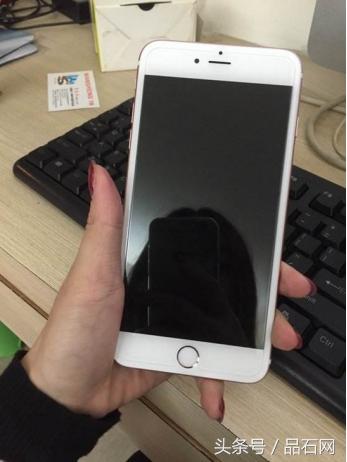 女友将手机丢到水里后，男友庆幸：还好有鑫麦隆