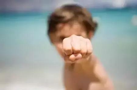 孩子打人怎么去正确引导,孩子打人怎么教