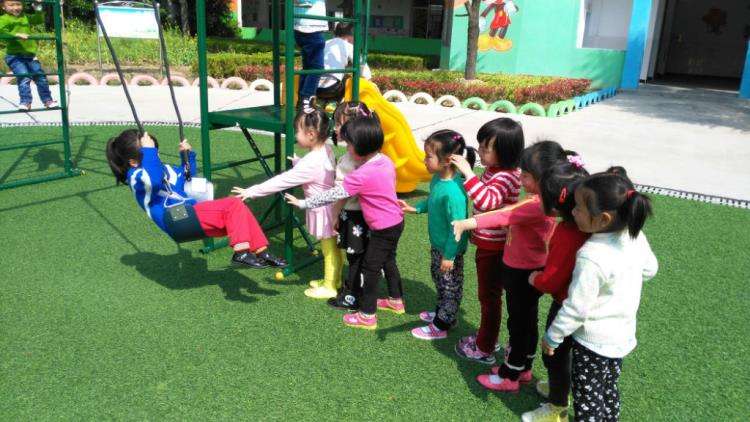 孩子以前很活泼上幼儿园内向了,孩子上幼儿园内向不合群怎么办