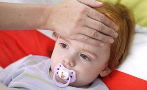 婴幼儿发热如何应对,婴幼儿发热手脚冰凉