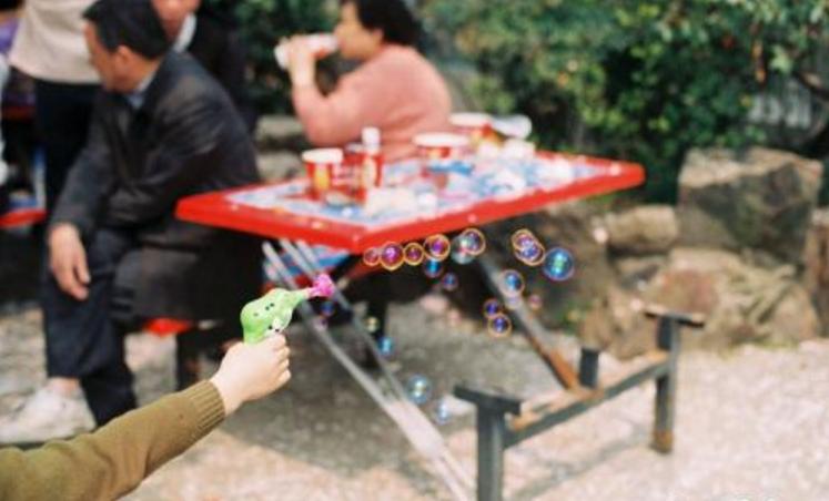 皮小6:有人因它患上败血症!这种路边的“哄娃神器”别再买了!