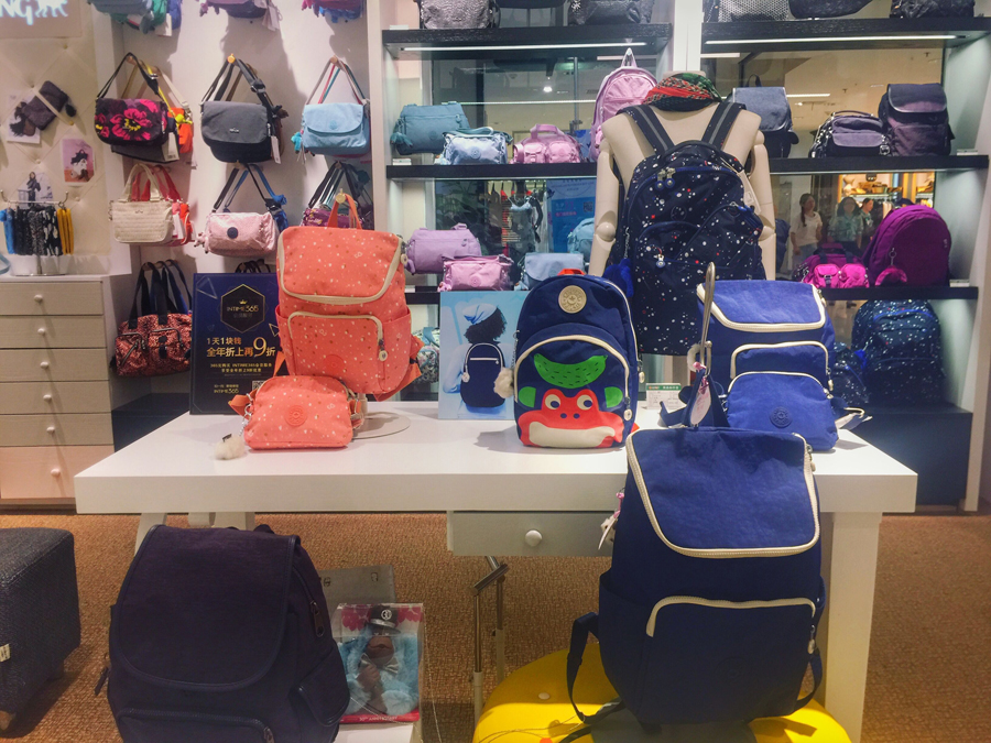 小学生高价书包,小学生天价球鞋