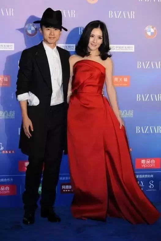 终于知道娱乐圈哪对CP爱撒狗粮了，隔着屏幕都闻到恋爱的酸臭味