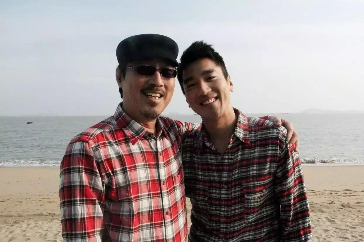 终于知道娱乐圈哪对CP爱撒狗粮了，隔着屏幕都闻到恋爱的酸臭味