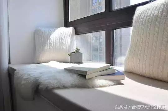 把阳台改成小卧室榻榻米,房子不大但能容得下一家老小