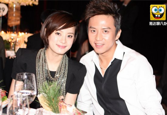 孙俪给陈晓屁股擦药！气的邓超“吃醋”摔手机，网友：想跪搓衣板