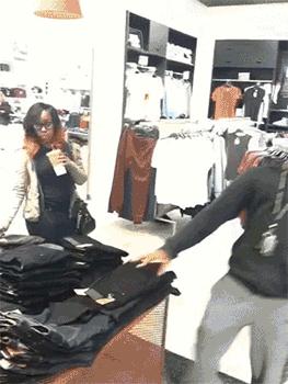 花高价买一条金龙鱼,男子把金龙鱼给吃了