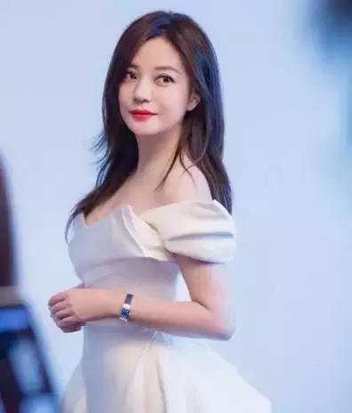 周冬雨和赵薇的合影,周冬雨赵薇对比