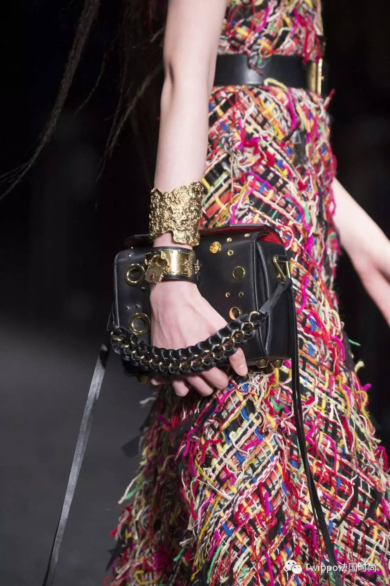 现在还流行挎肩包吗,现在流行手提包还是链条包