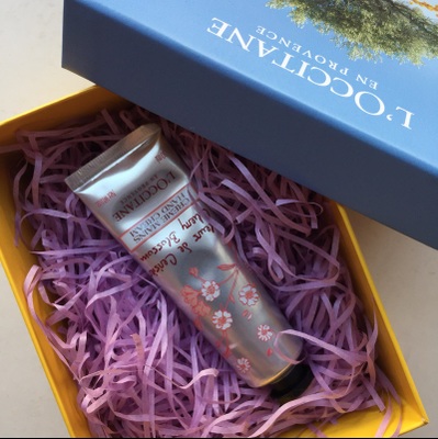 干得像枯树枝的手谁要牵啊？让护手霜拯救你吧