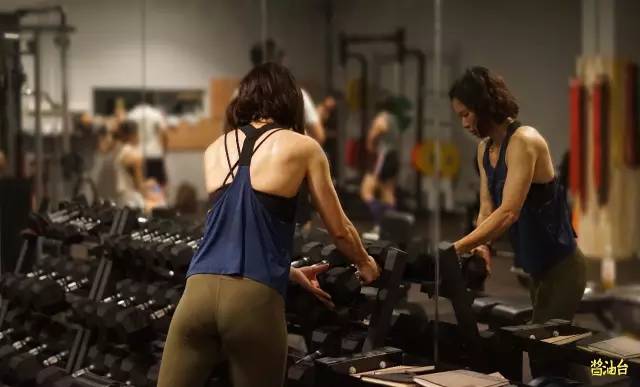 健身美女穿搭,健身美女穿着打扮