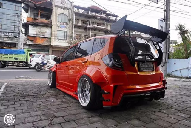 为了装上心仪轮毂换成五孔轴头，这辆爆改宽体的涡轮飞度真帅！