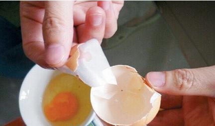 鸡蛋这样吃，既能治湿疹皮炎手足癣，还对胃疼胃溃疡特有效