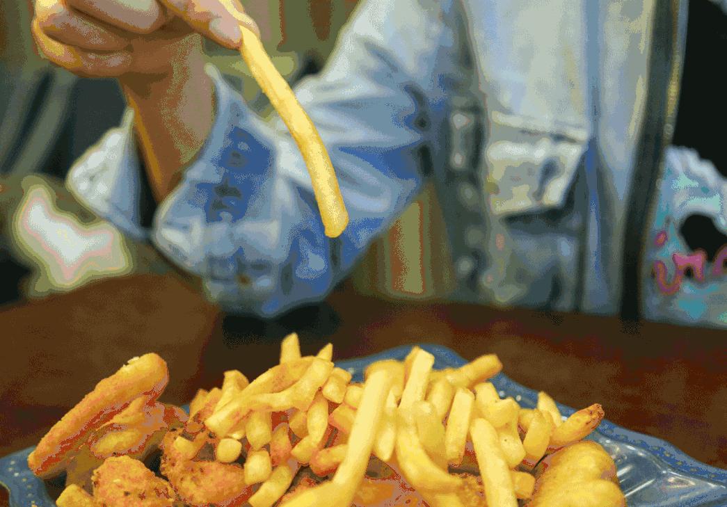 喵~铲屎官注意，郑州东区这家小店各种萌喵环绕，桌上披萨有料！