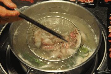 「北京」大胃王挑战!牛肉火锅无限续吃,留一个买单其他的全撑到