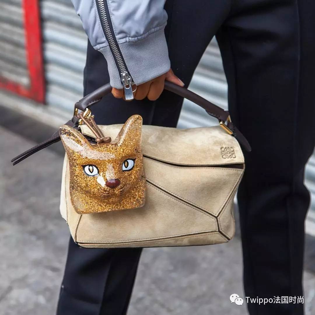 现在还流行挎肩包吗,现在流行手提包还是链条包