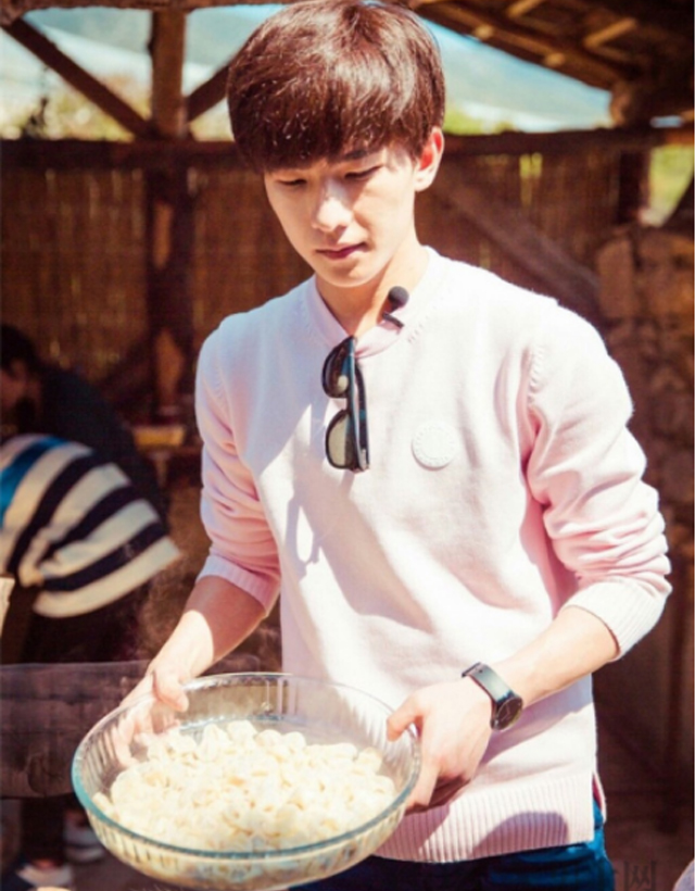 杨洋冬日暖男风造型穿搭,杨洋的运动装穿搭学院青春感十足