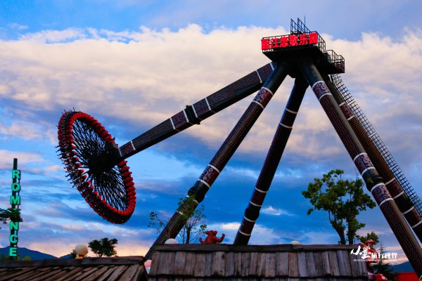 历史底蕴与现代繁华在此交融,历史与现代并存的城市