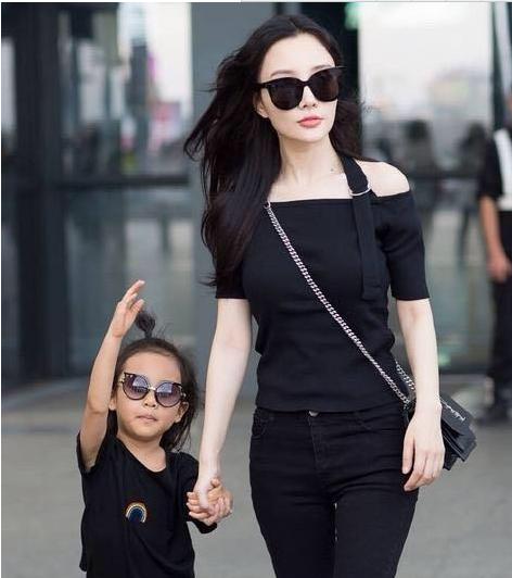 一年级小朋友喜欢老师的原因,一年级小朋友与老师关系融洽