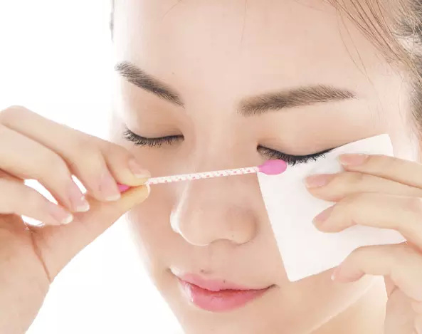 卸妆怎么才是正确的方法,卸妆不好闷痘怎么处理